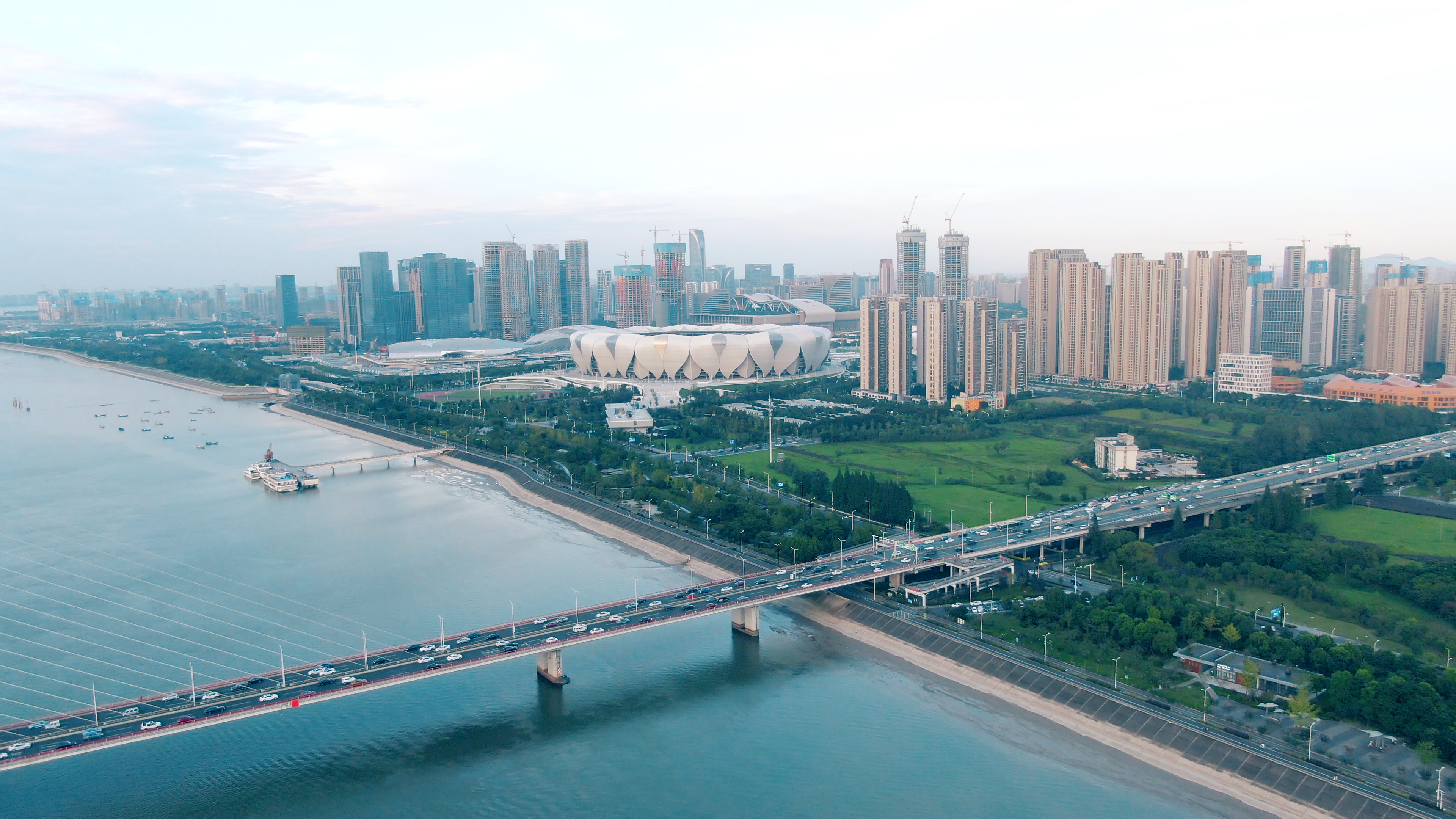 4K航拍杭州奥体中心钱塘江边实景视频的预览图