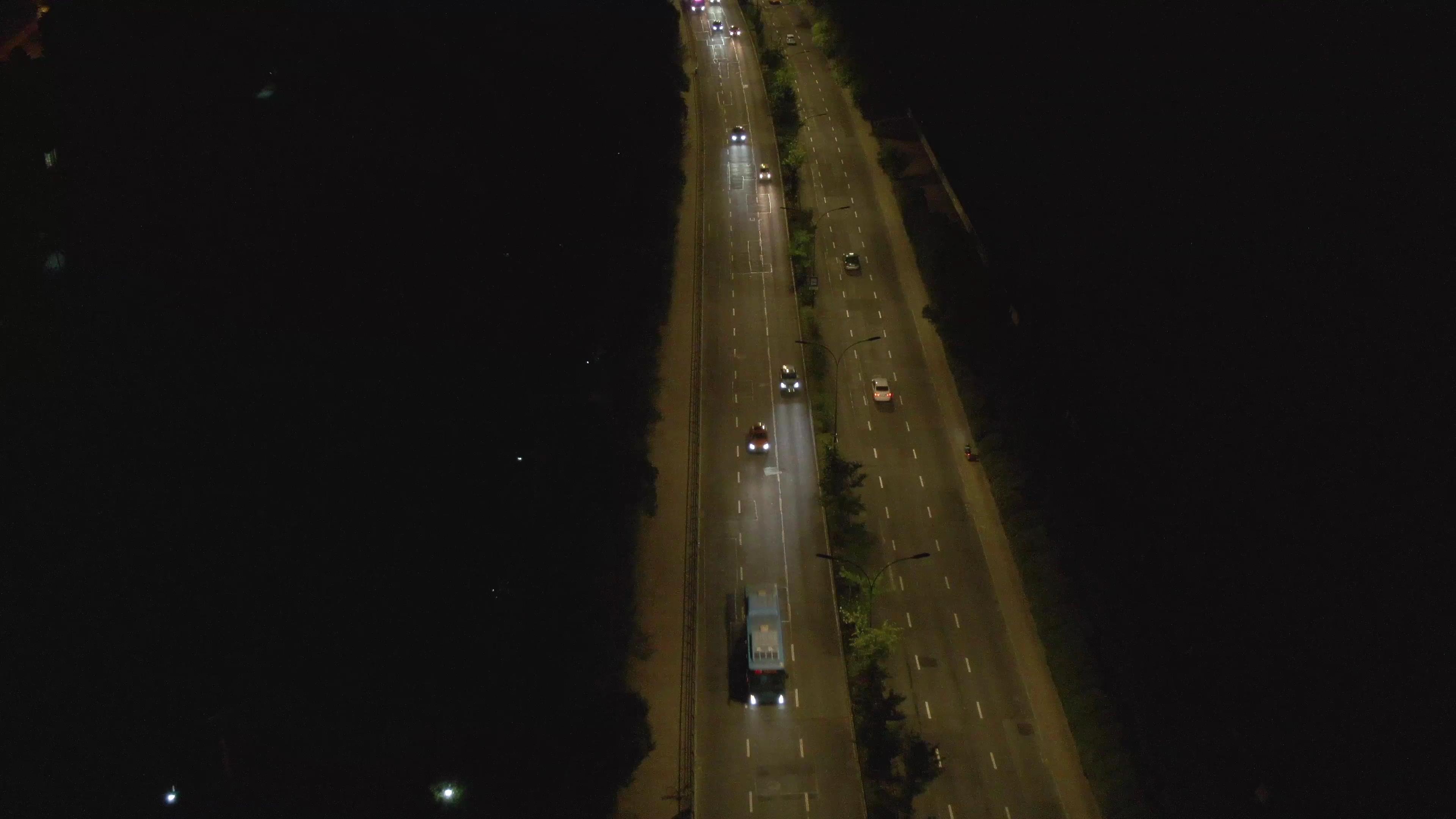 4K航拍城市道路密集车流夜景视频的预览图