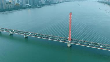 4K航拍杭州钱塘江大桥来往的车流视频的预览图