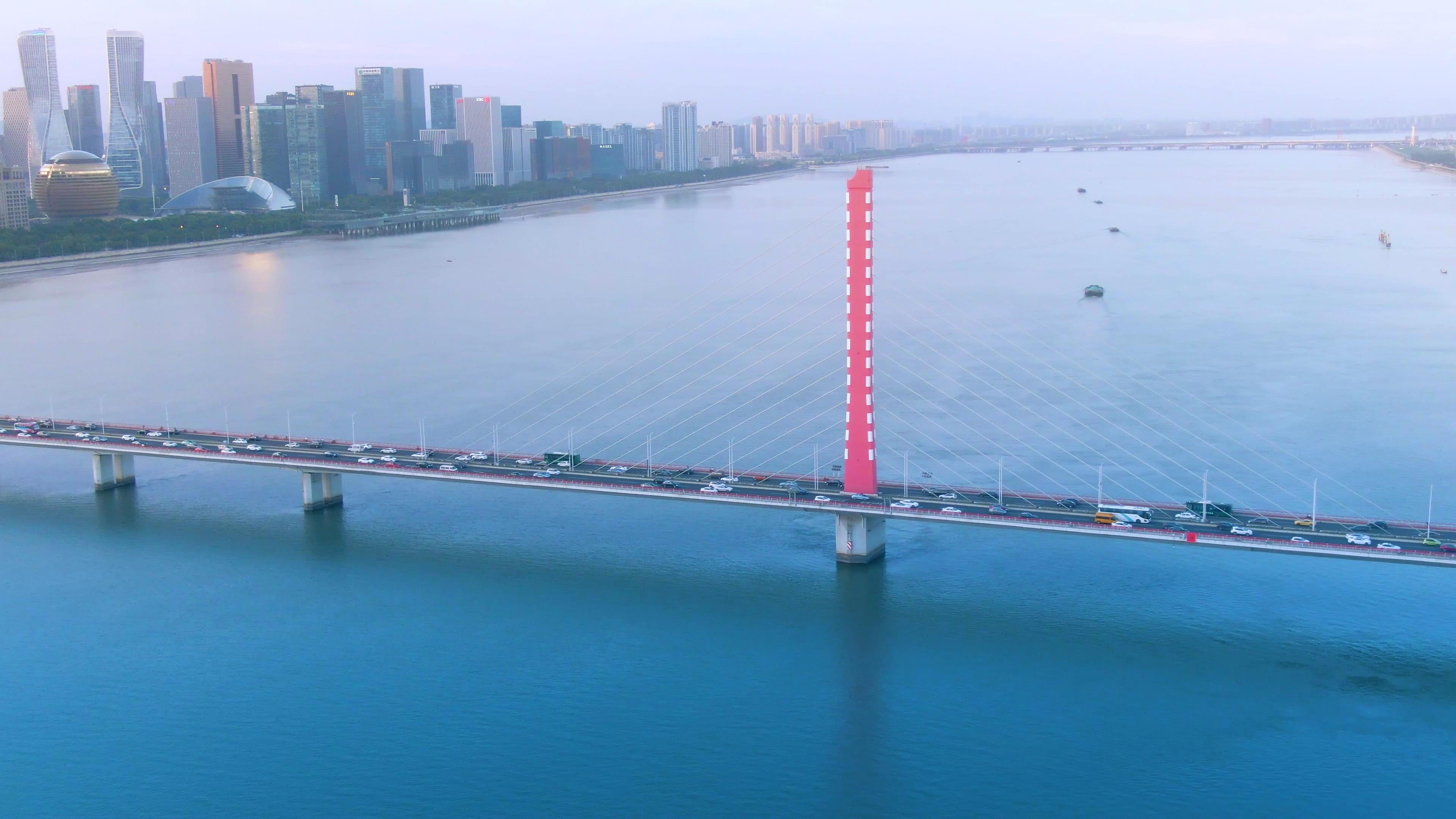 4K航拍杭州钱塘江大桥城市车流视频的预览图
