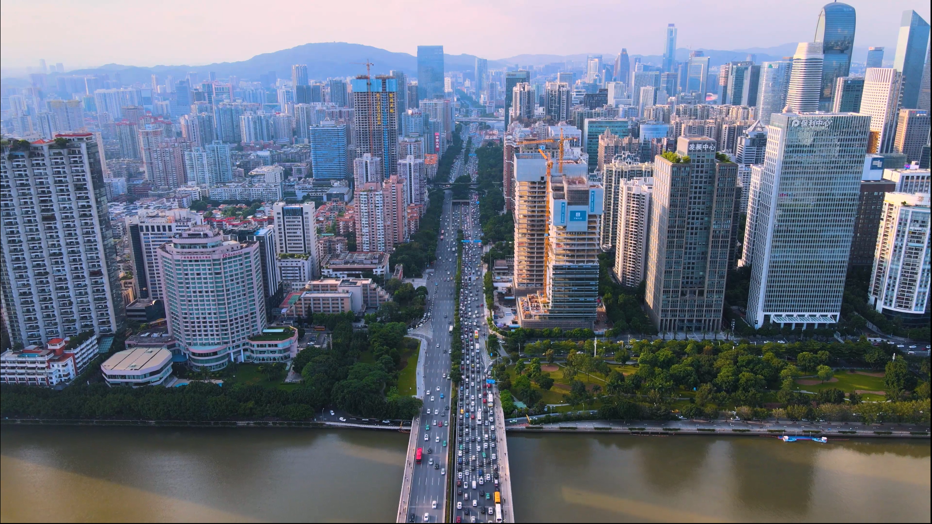 4K航拍广州城市下班高峰车流交通视频的预览图