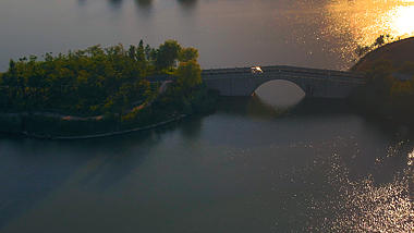 4K航拍杭州湘湖夕阳金光映射湖水视频的预览图