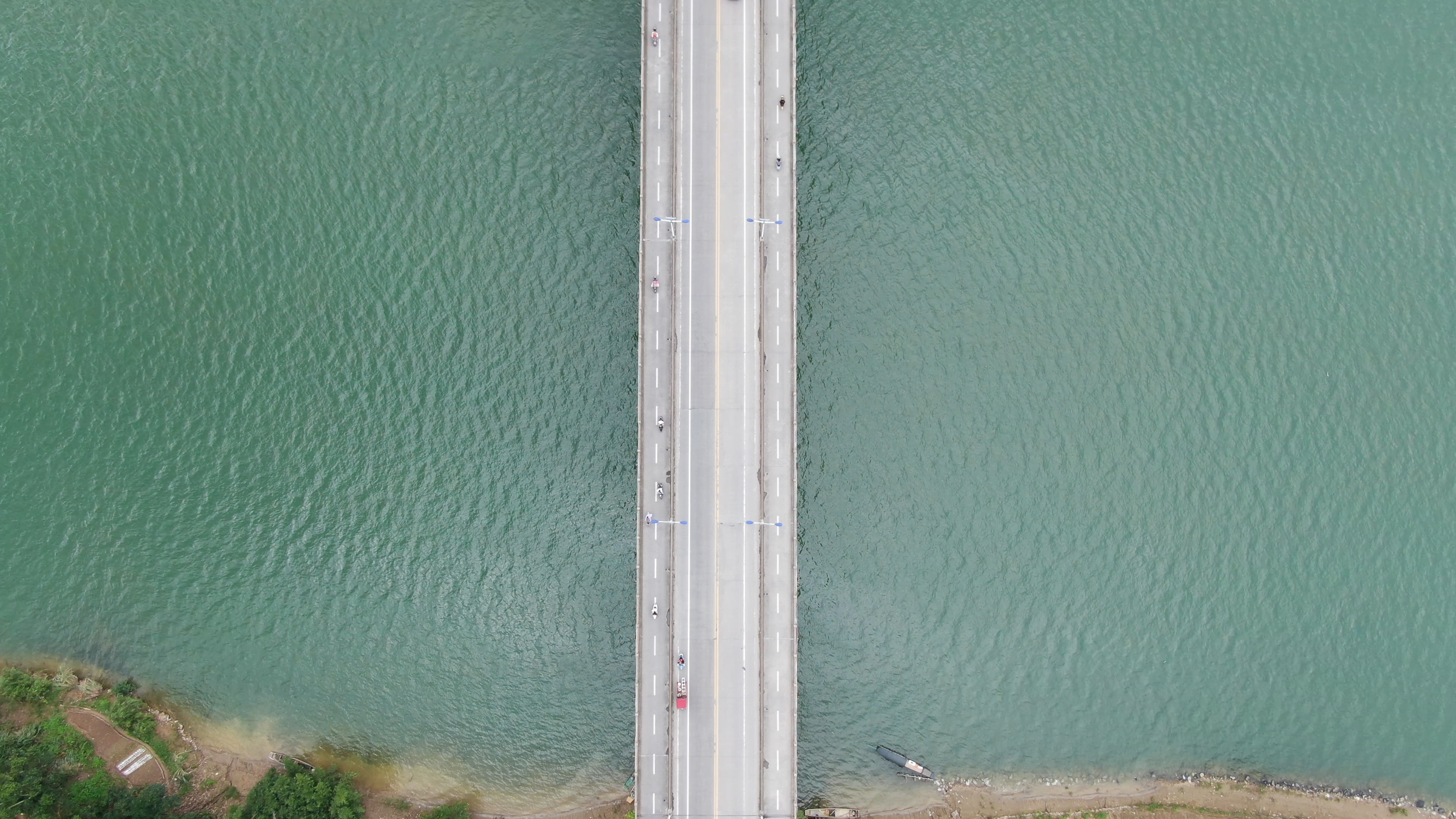 4K航拍俯视绿色柳江桥梁宣传片风景视频的预览图