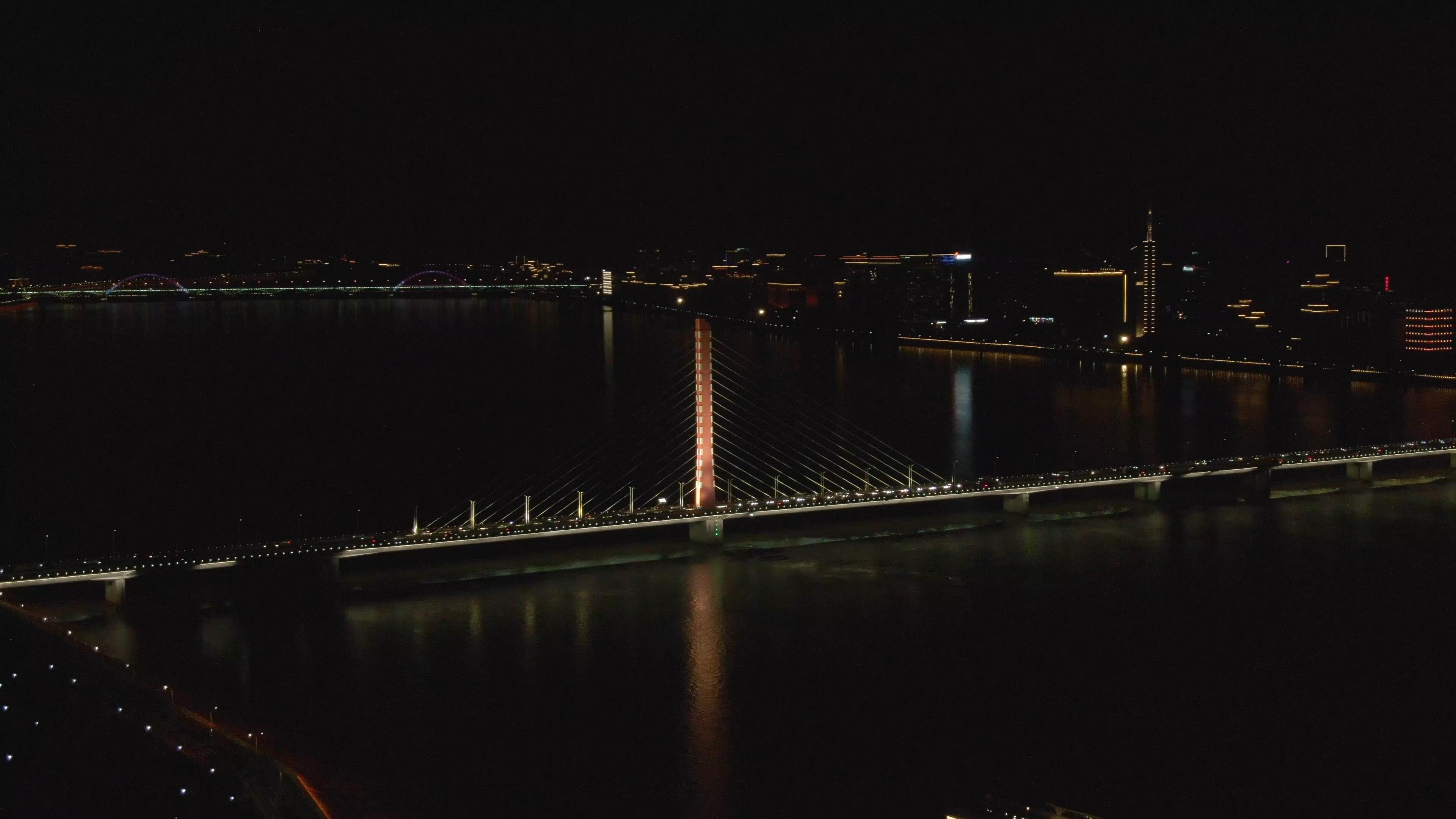 4K航拍杭州钱塘江大桥夜景车流视频的预览图