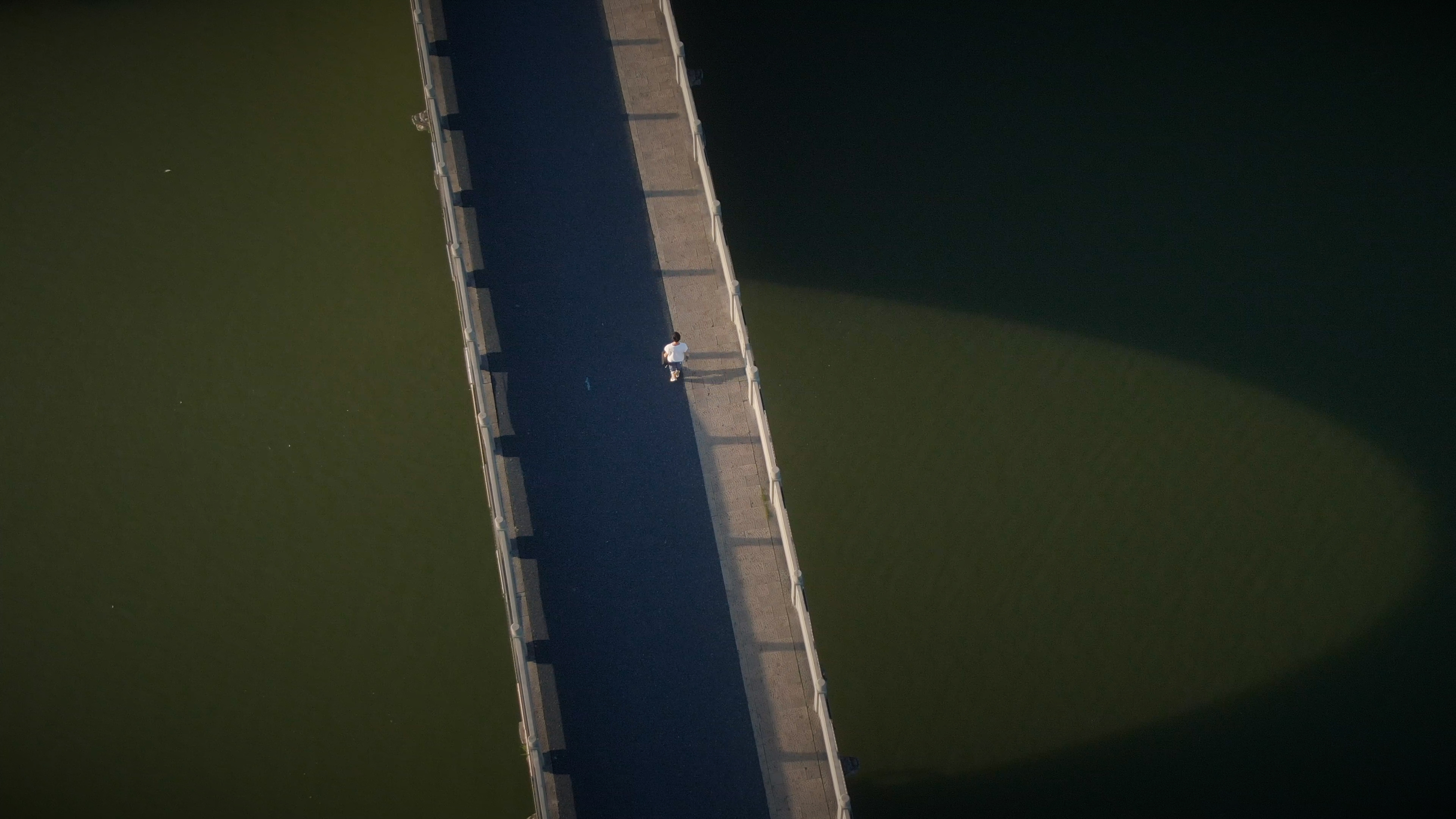 4K航拍杭州湘湖桥上出游的行人视频的预览图