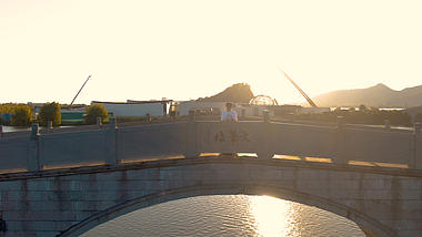 4K航拍杭州湘湖桥上逆光拍摄希区柯克的人视频的预览图