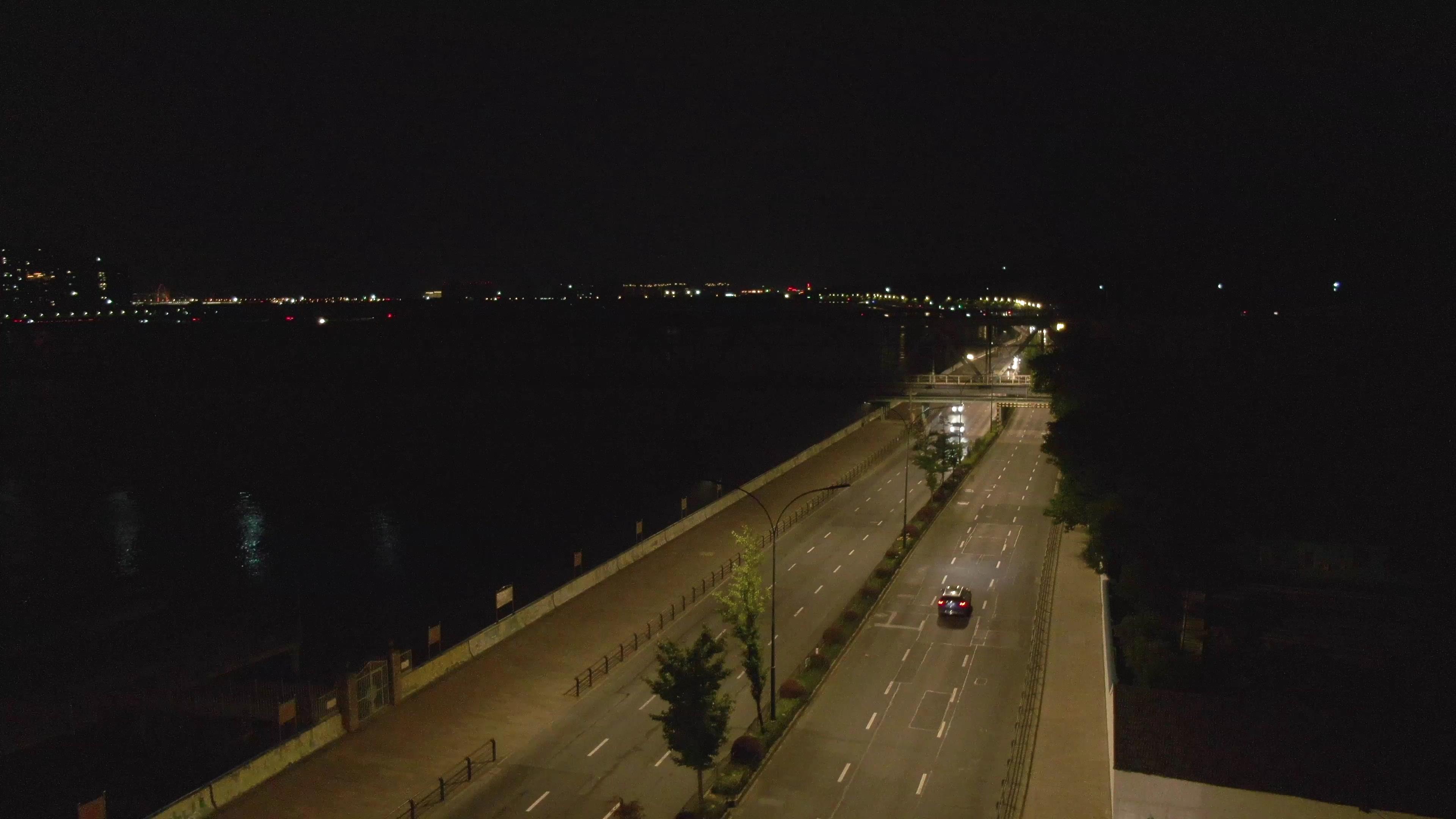 4K航拍杭州钱塘江边城市道路车流夜景视频的预览图