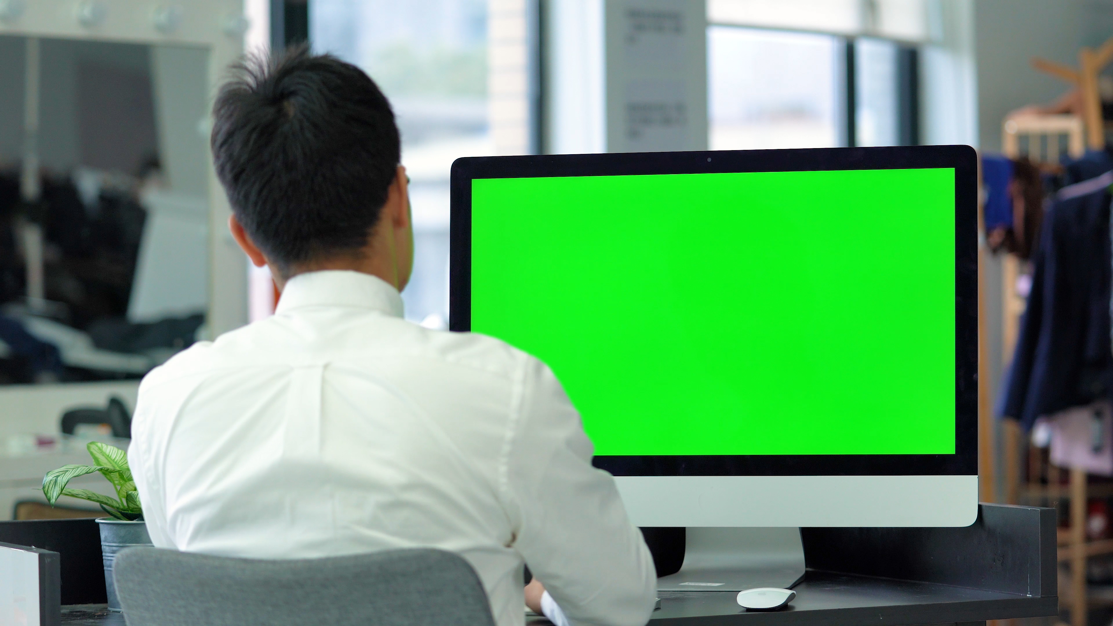 4k商务人士使用电脑绿幕抠像视频ae模板视频的预览图