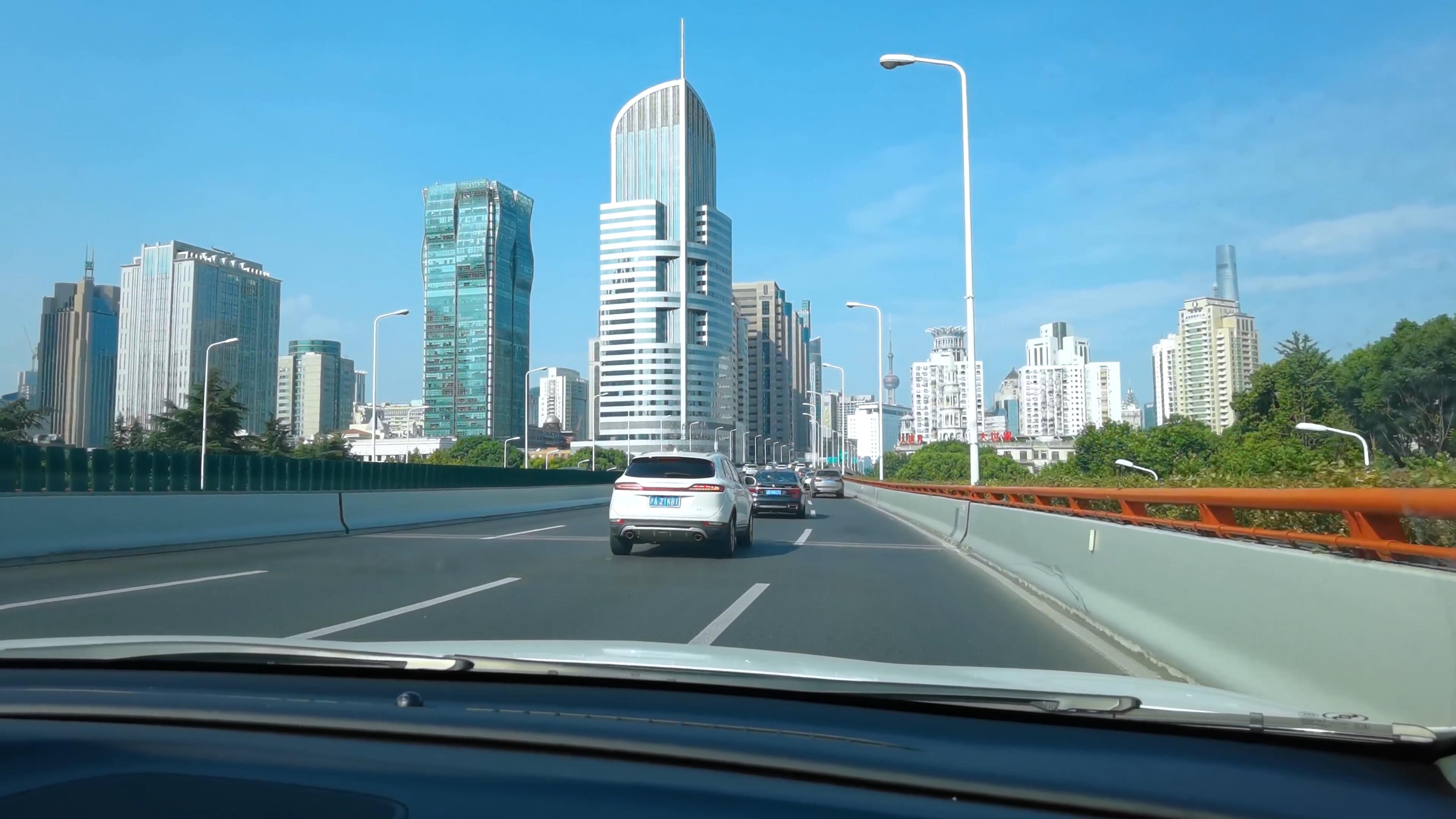 4K乘坐的士行驶在上海大世界视频的预览图