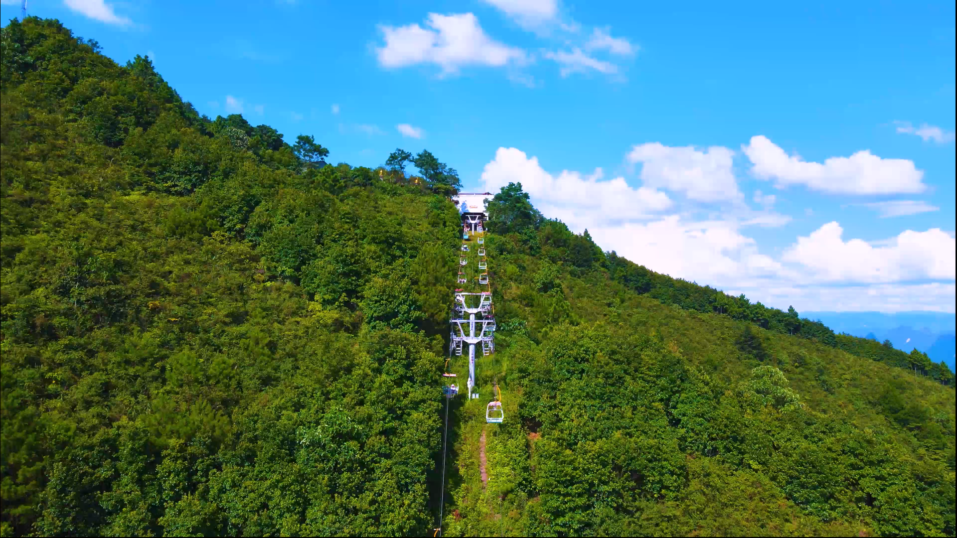 4K航拍桂林旅游尧山观光索道缆车运行实拍视频视频的预览图