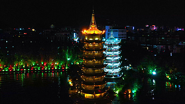 4K航拍桂林著名景区日月双塔夜景风光视频的预览图