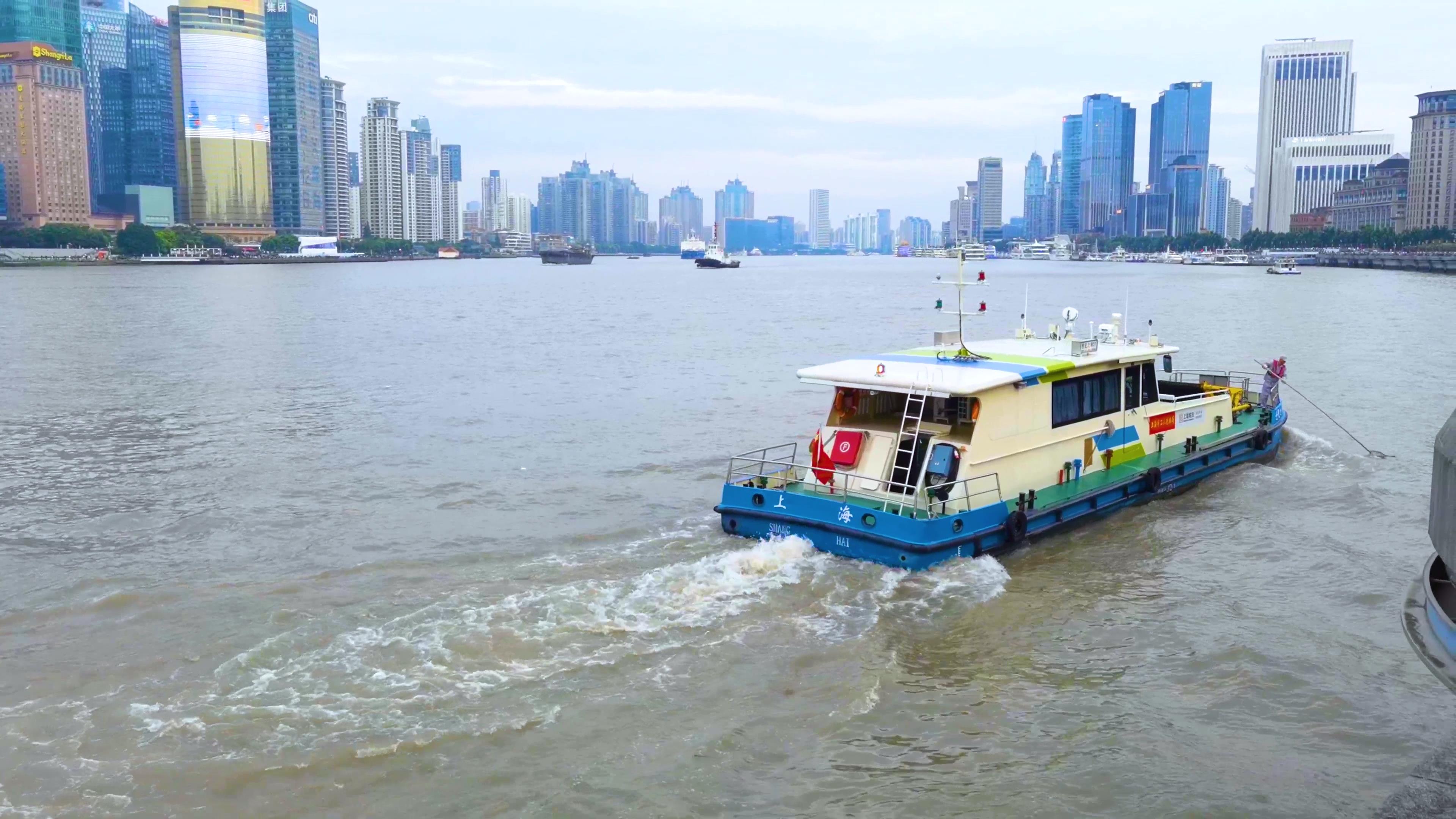 4K升格上海黄浦江打捞船只视频的预览图