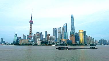 4K晴朗上海北外滩黄浦江风貌视频的预览图