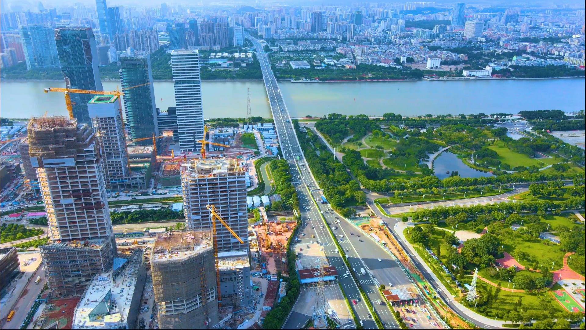 4K航拍广州城市交通车流建筑群视频的预览图
