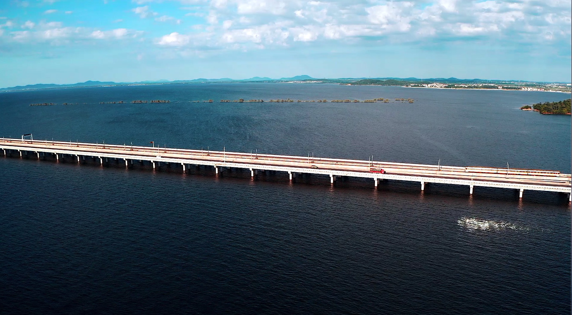 1080P航拍南京石臼湖特大桥上轻轨素材视频的预览图
