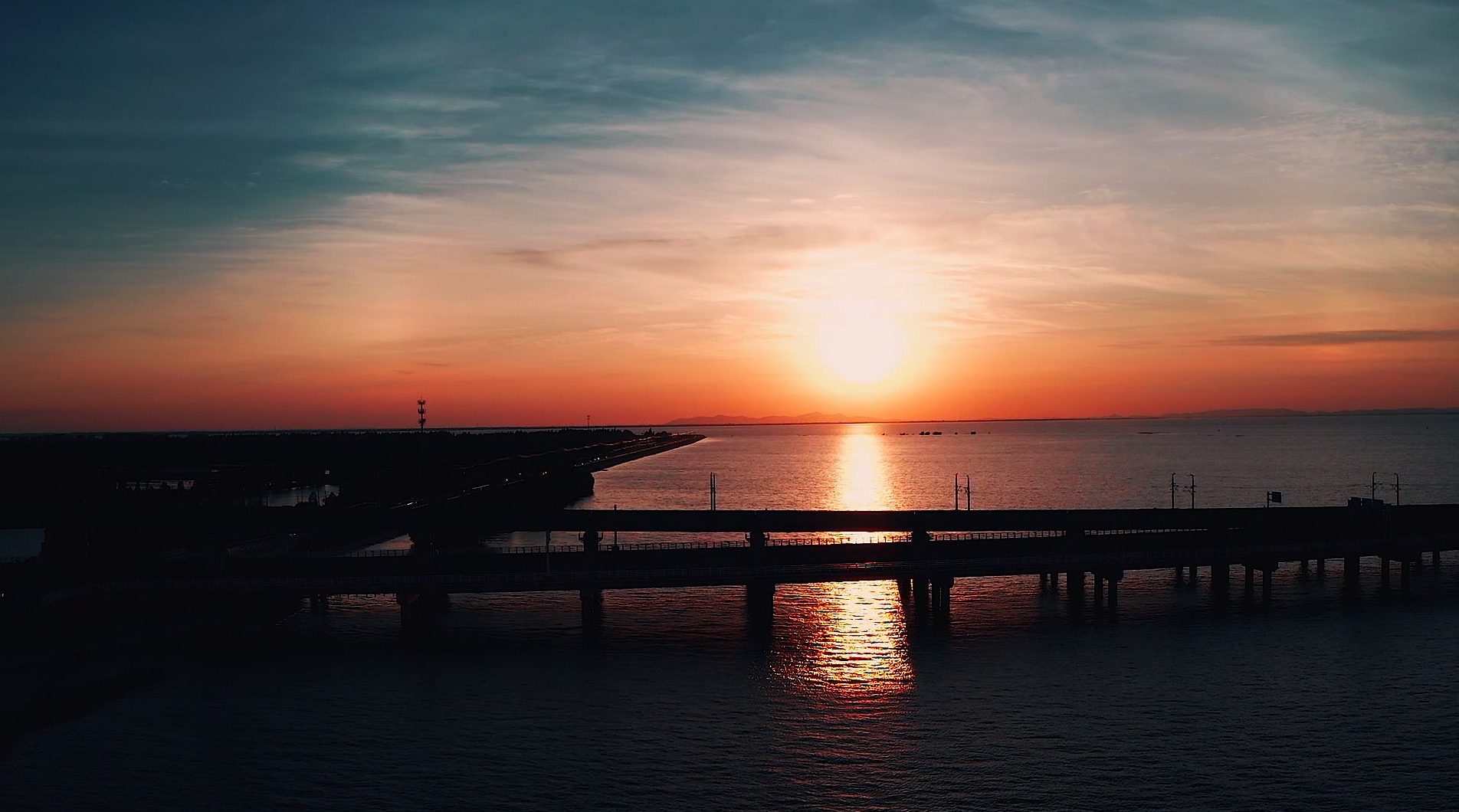 1080P航拍南京石臼湖特大桥夕阳素材视频的预览图