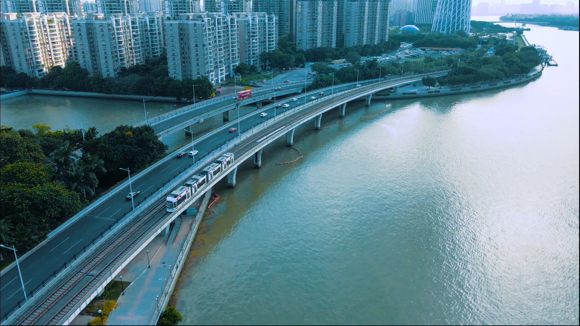 4K珠江边的有轨电车城市交通视频的预览图