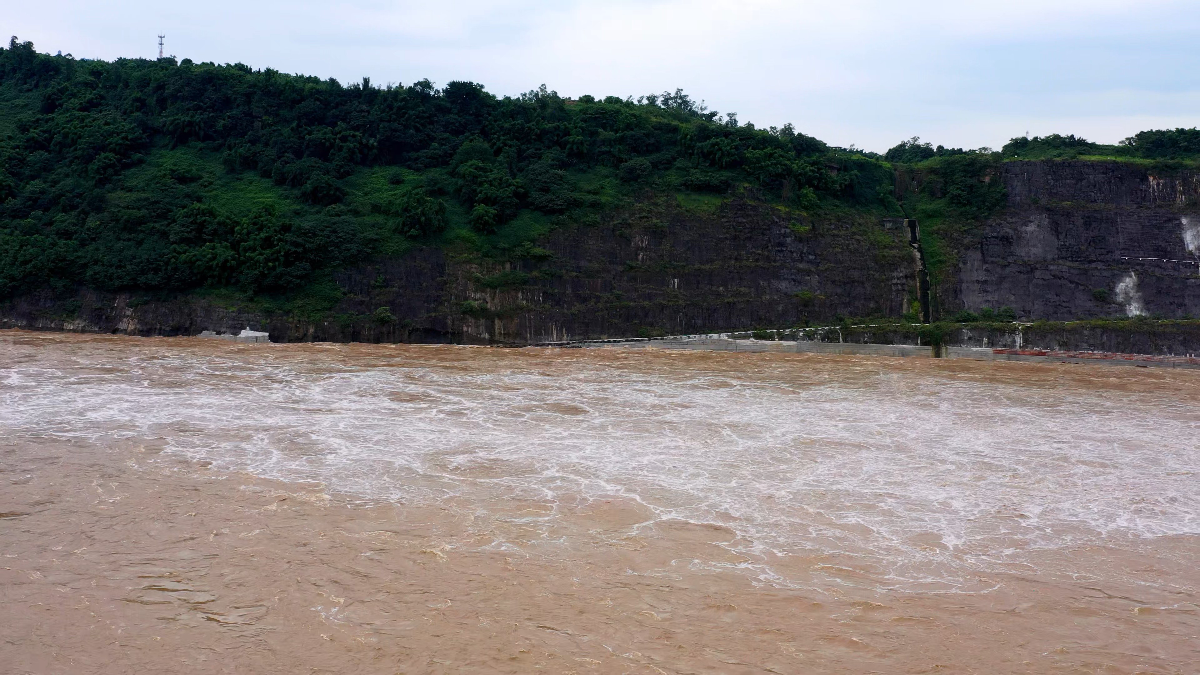 4K实拍长江滚滚的洪水视频素材视频的预览图