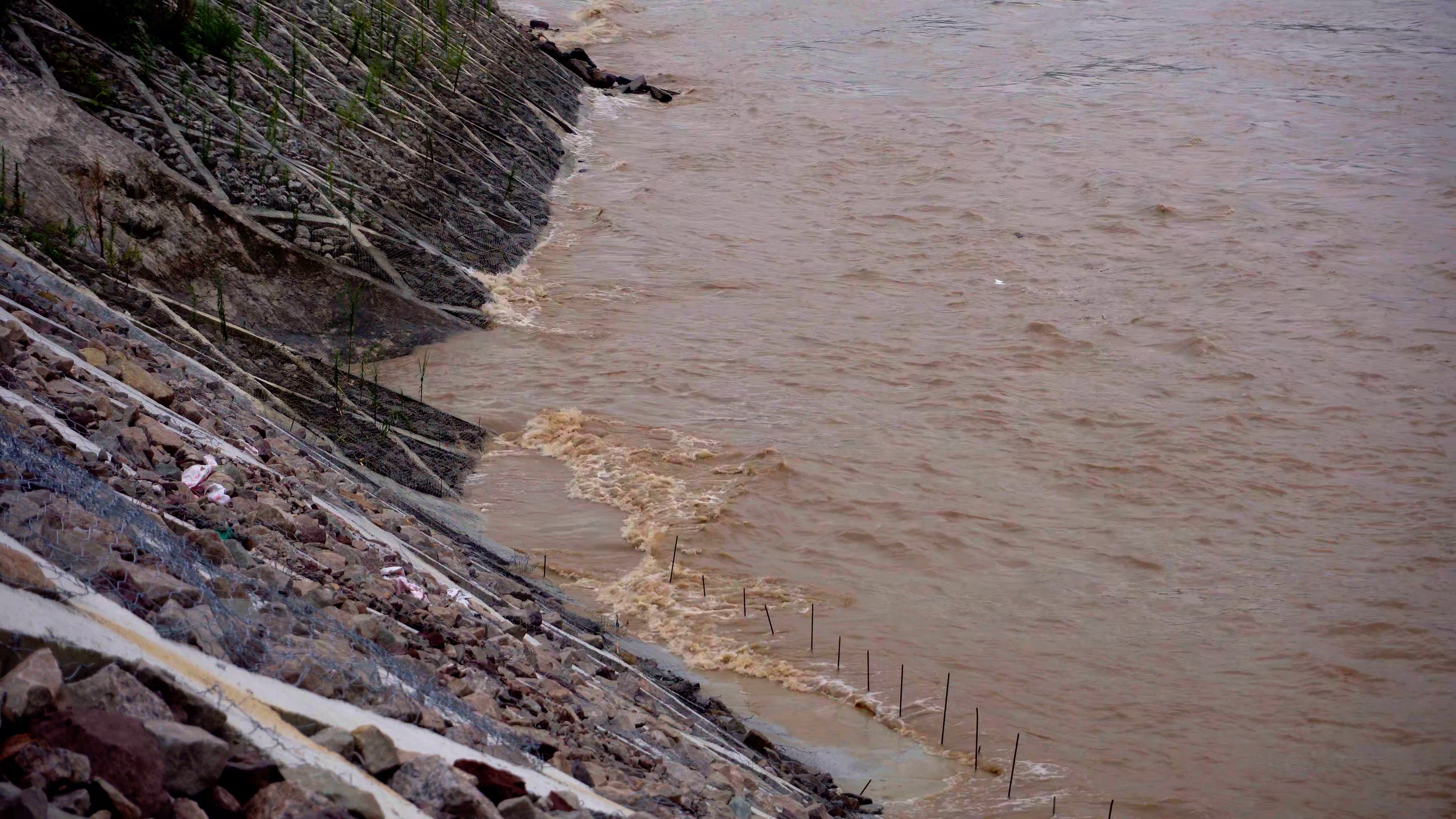 4K实拍洪水拍打岸边视频素材视频的预览图