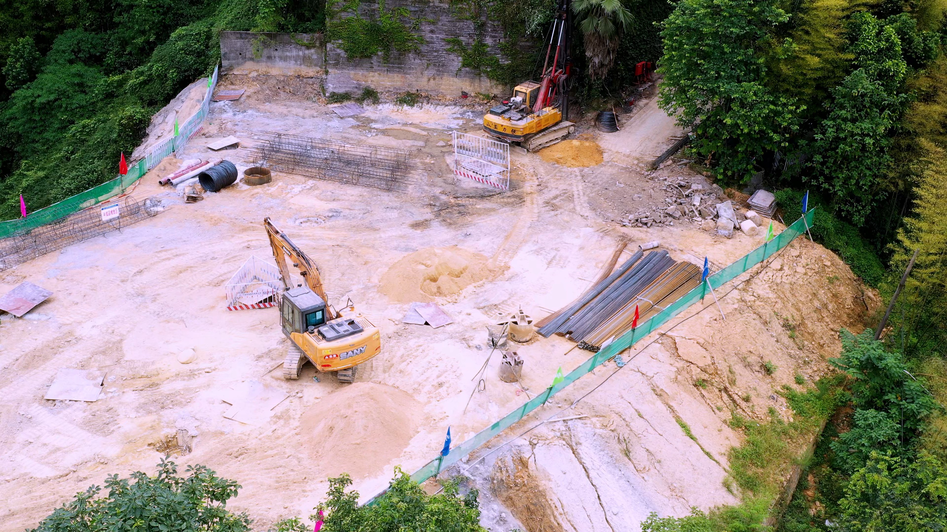 4K实拍建筑工地上的挖掘机视频素材视频的预览图