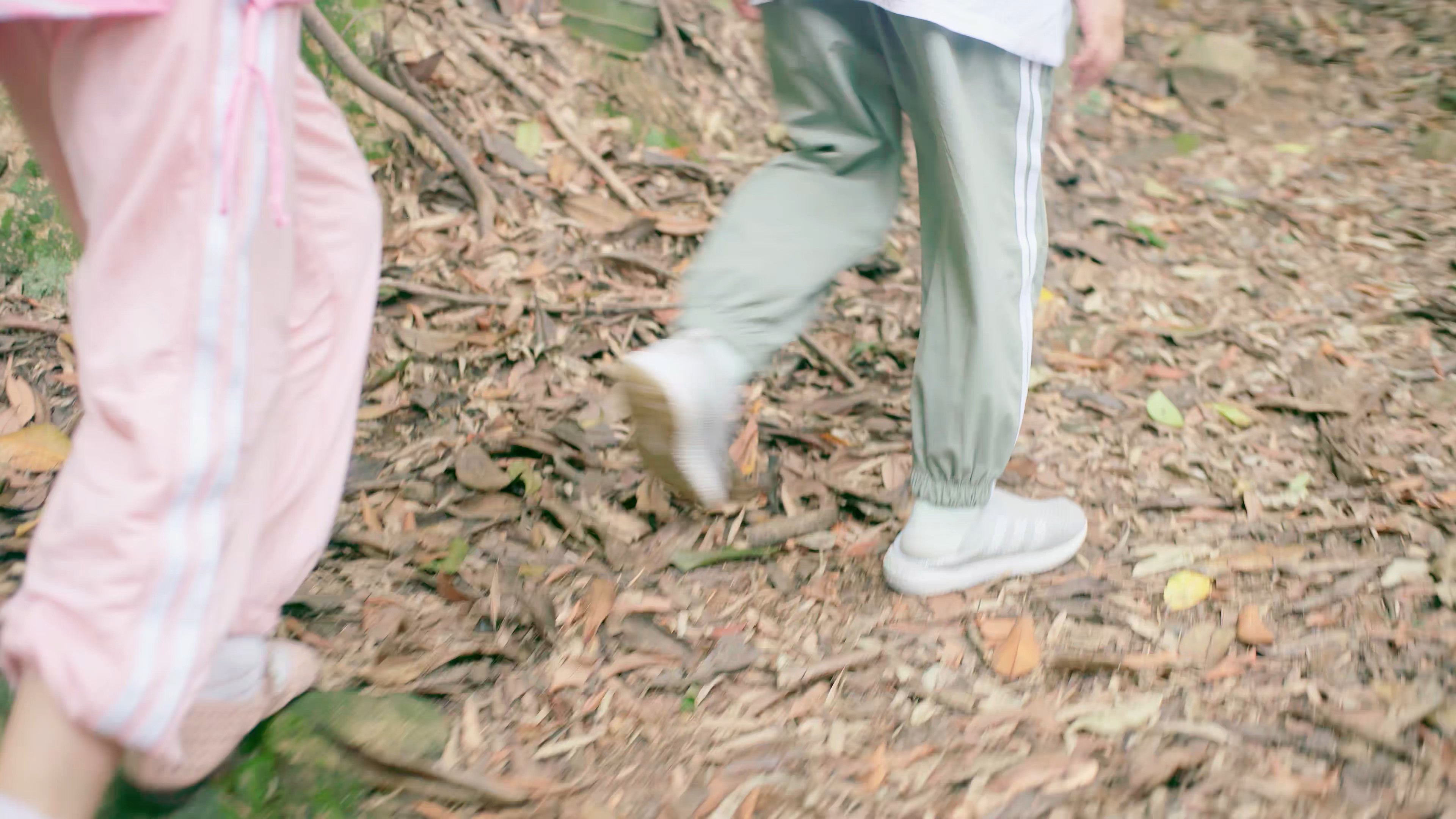 4K实拍小朋友在森林里面奔跑脚步特写视频的预览图