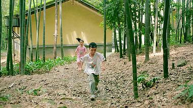 4K实拍小朋友在森林里面奔跑视频的预览图