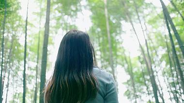 4K环绕拍摄美女仰望森林视频素材视频的预览图