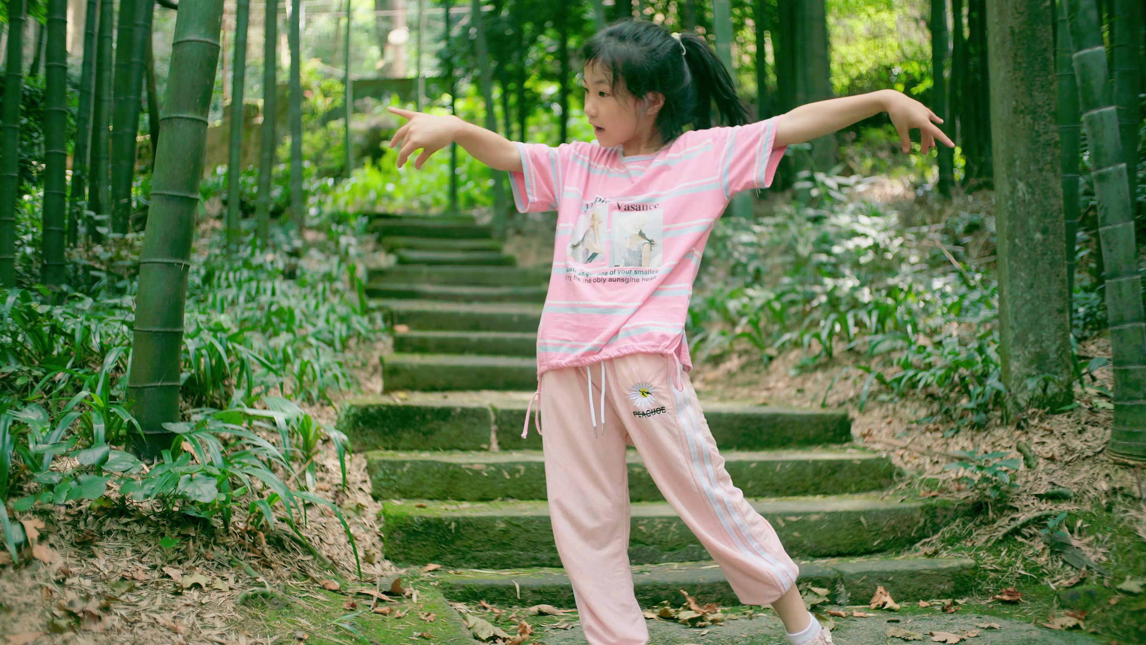 4K实拍小女孩在镜头前面跳舞视频的预览图