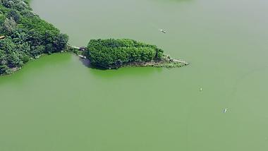 4K环绕航拍湖水小岛森林生态视频素材视频的预览图