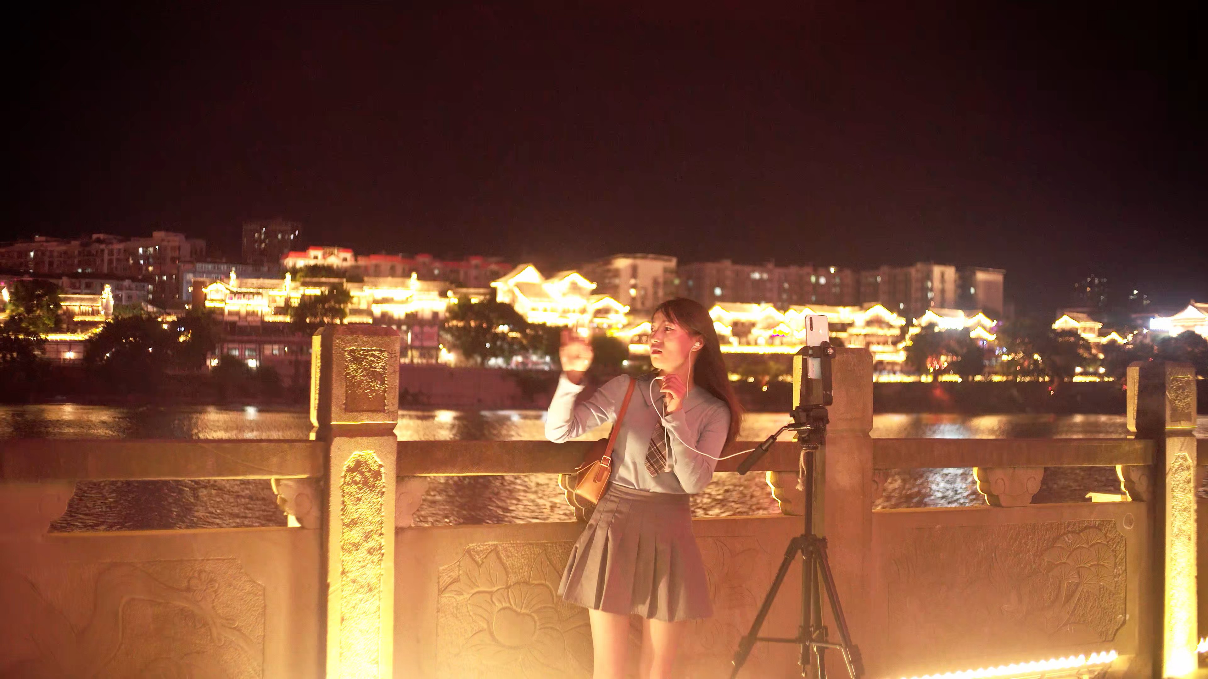 4K实拍夜景美女户外对着手机直播中景视频的预览图