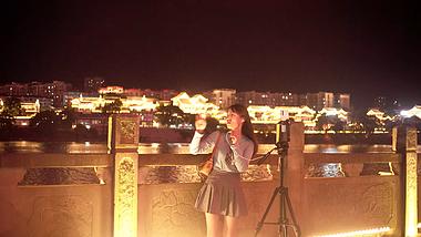 4K实拍夜景美女户外对着手机直播中景视频的预览图