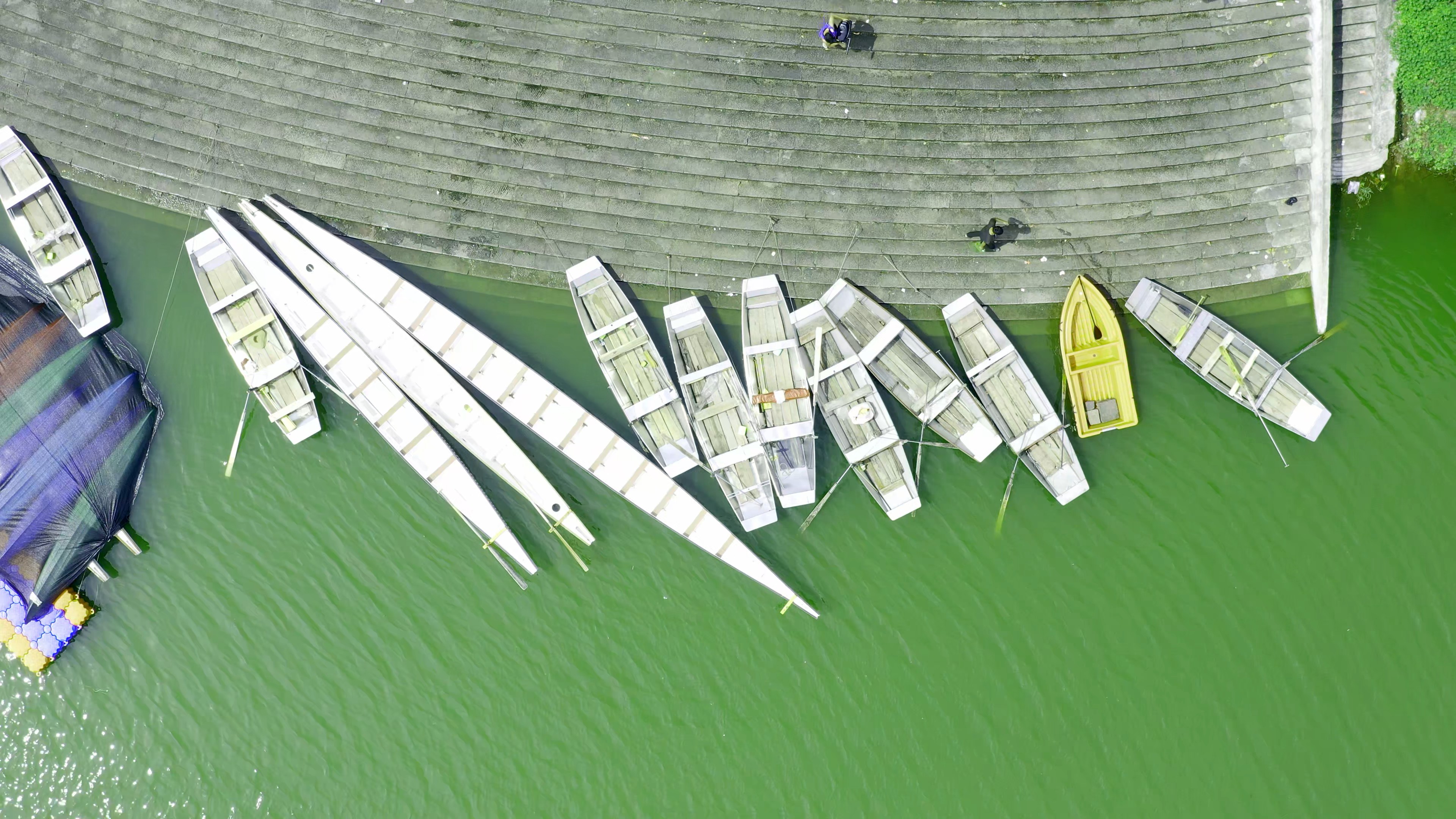 4K垂直航拍停在岸边的小渔船视频素材视频的预览图