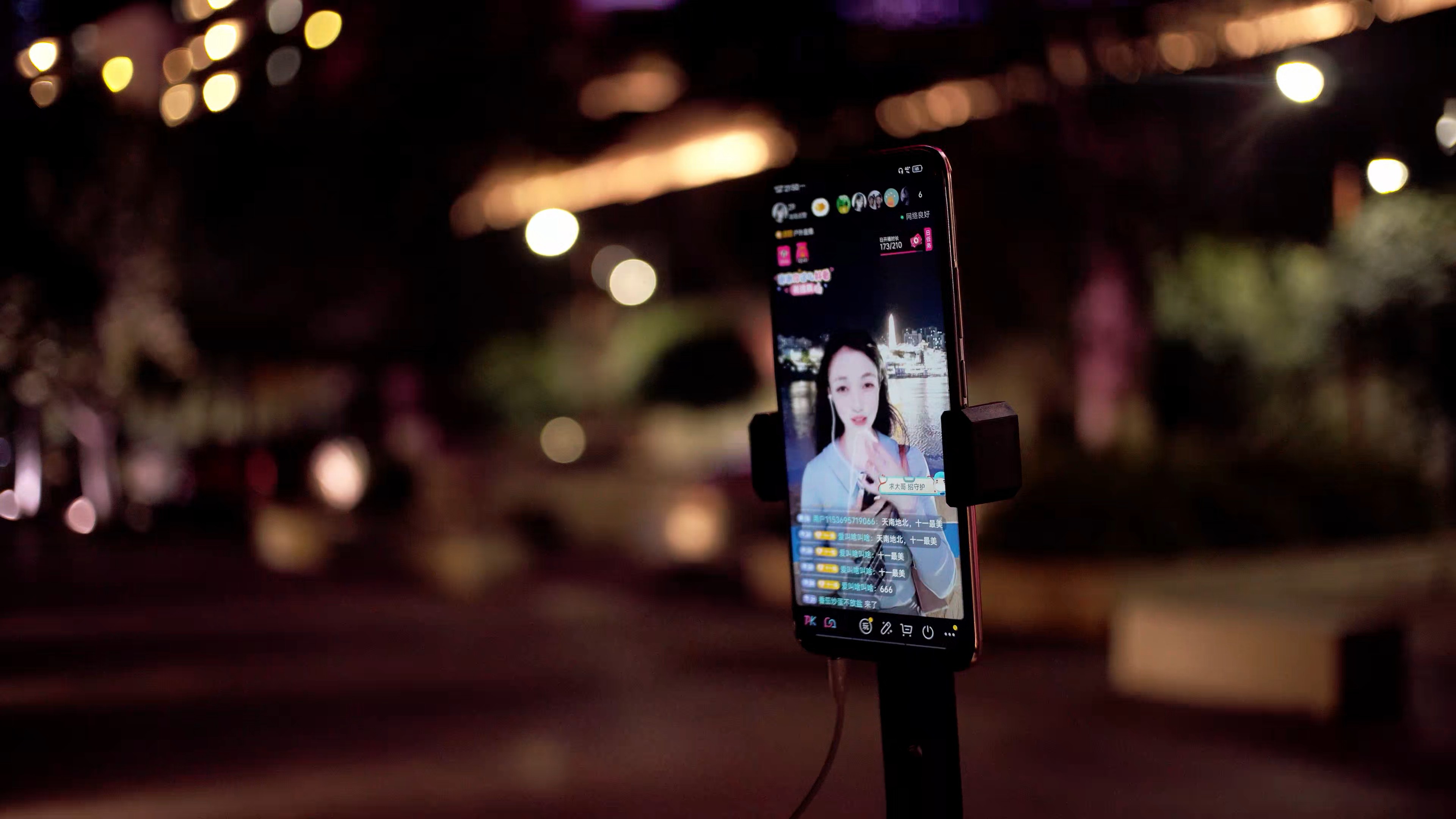 4K实拍夜景美女户外直播手机特写视频素材视频的预览图
