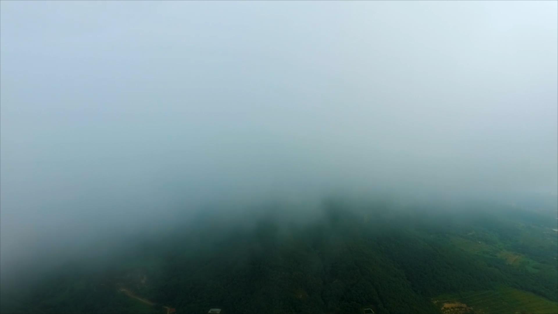1080P航拍飞机俯冲穿越云层视频的预览图
