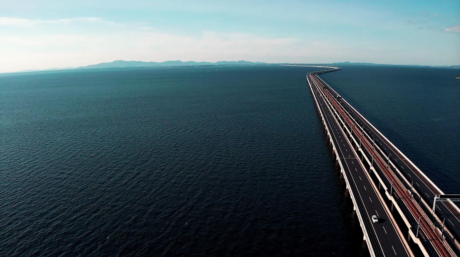 1080p高清实拍航拍石臼湖桥面湖面视频素材视频的预览图