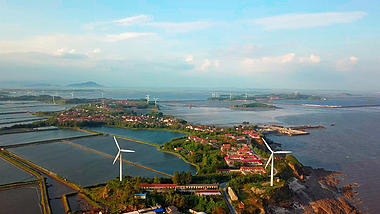 4k中国东港市海洋红风力发电全貌航拍中国视频的预览图