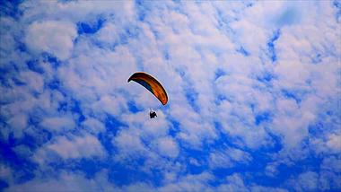 1080P娱乐飞行滑翔伞视频的预览图