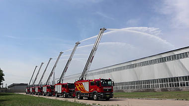1080P多台消防车高空喷水实拍视频的预览图