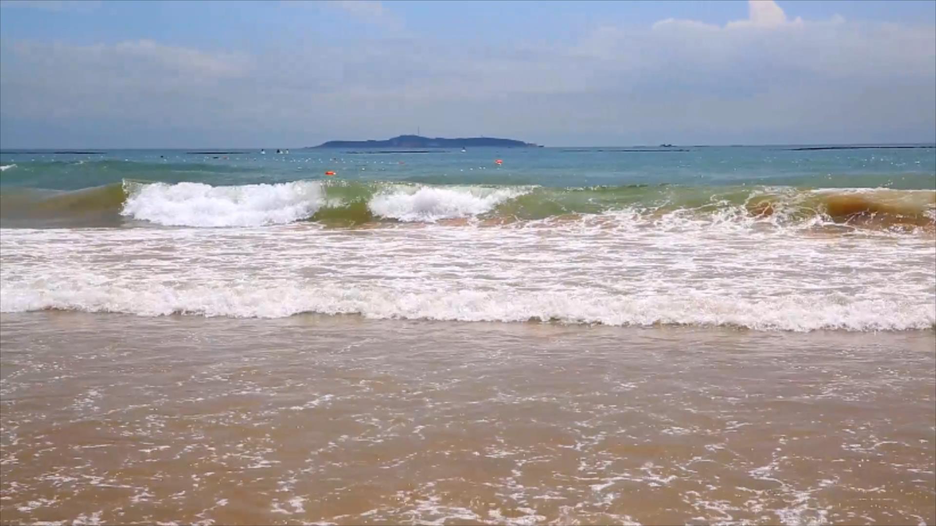 1080P海边沙滩上的海浪视频的预览图