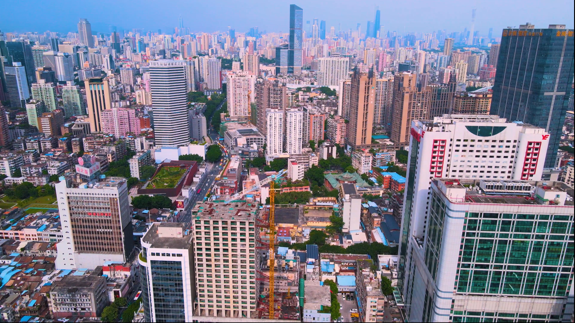 4K航拍广州越秀区老城区城市建筑群视频的预览图