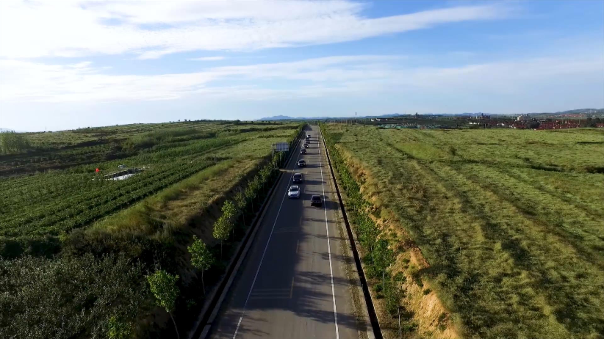 1080P航拍原野公路上行驶的汽车视频的预览图