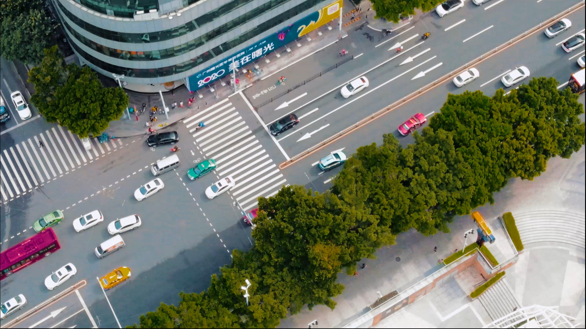 4K航拍广州越秀区中山四路城市交通视频的预览图