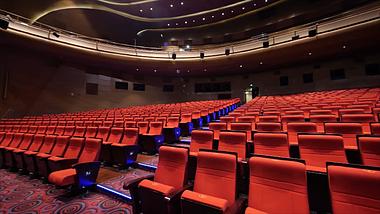 1080P空旷宽阔的大剧院电影院场景实拍视频的预览图