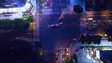 4K航拍城市的十字路口人流车流上帝视角视频的预览图