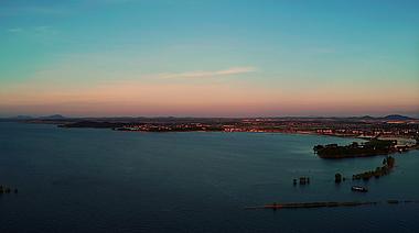 1080P高清航拍小岛夕阳下的湖面素材视频的预览图