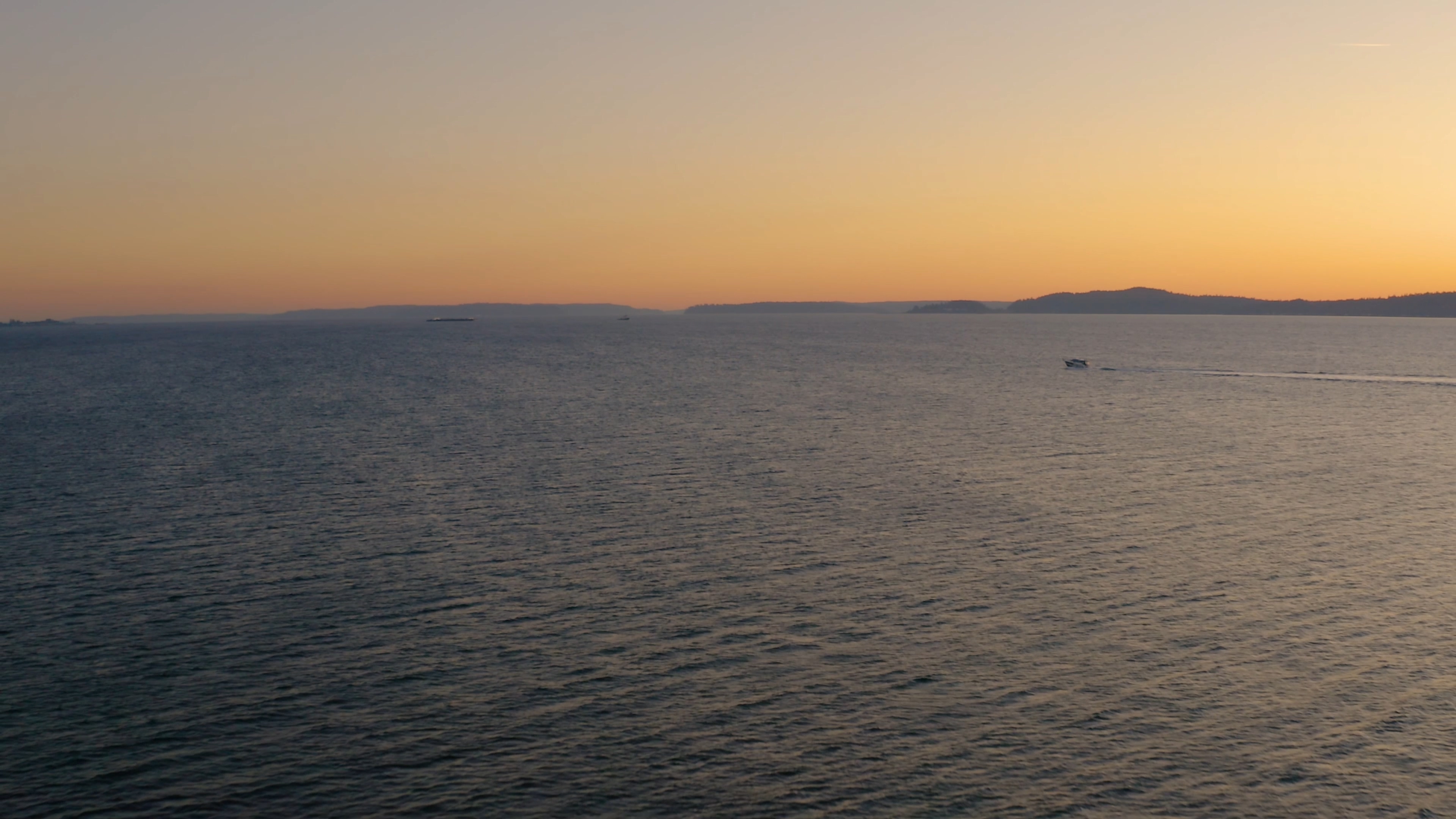 4K航拍夕阳下海上航行的船只视频的预览图