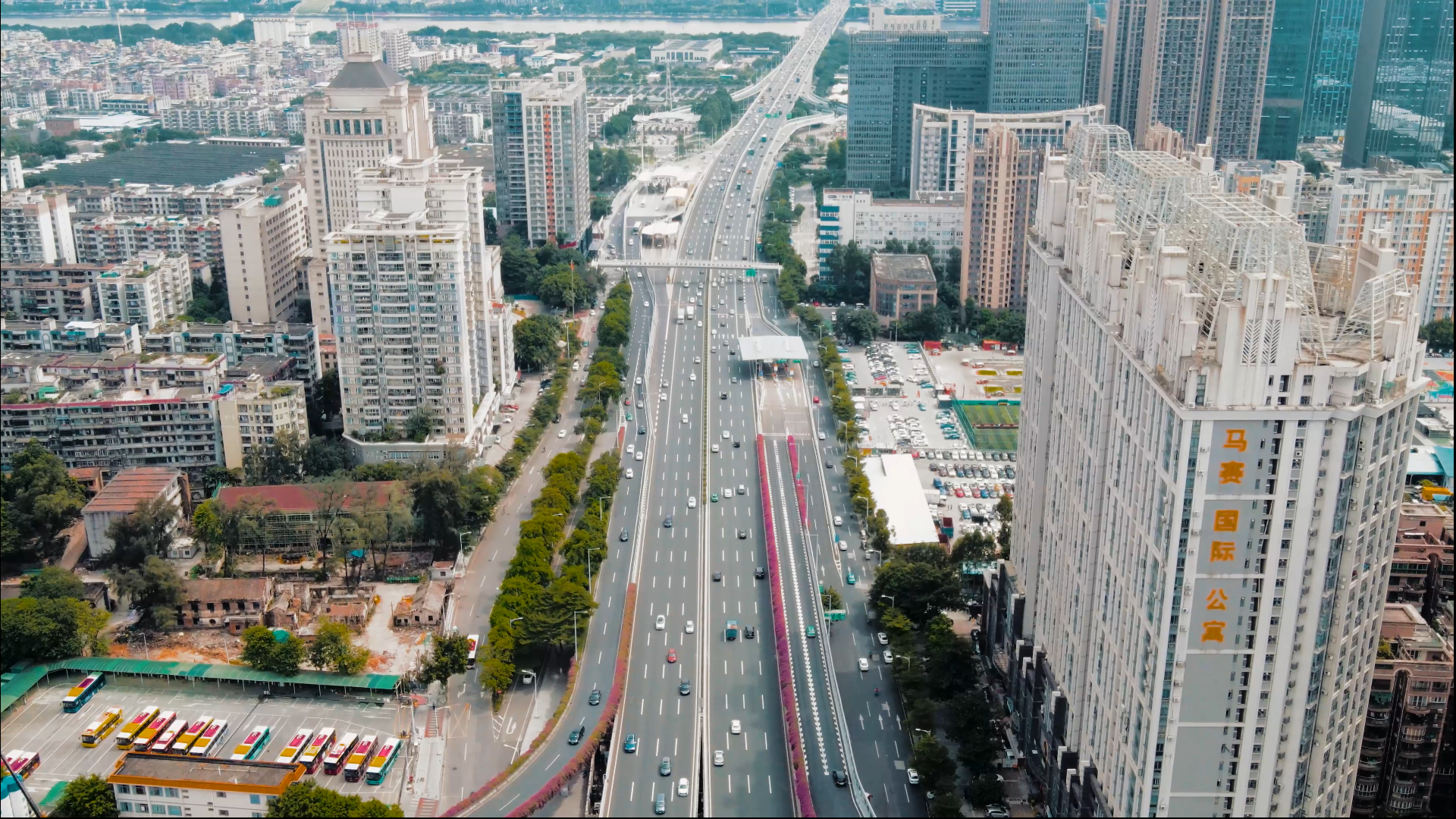 4K广州城市交通车流快速干线视频的预览图