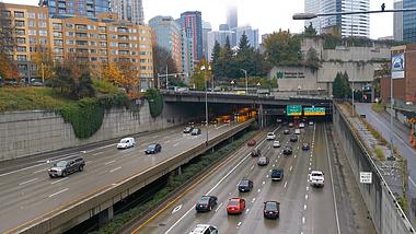 4K国外城市高速公路汽车川流不息视频的预览图