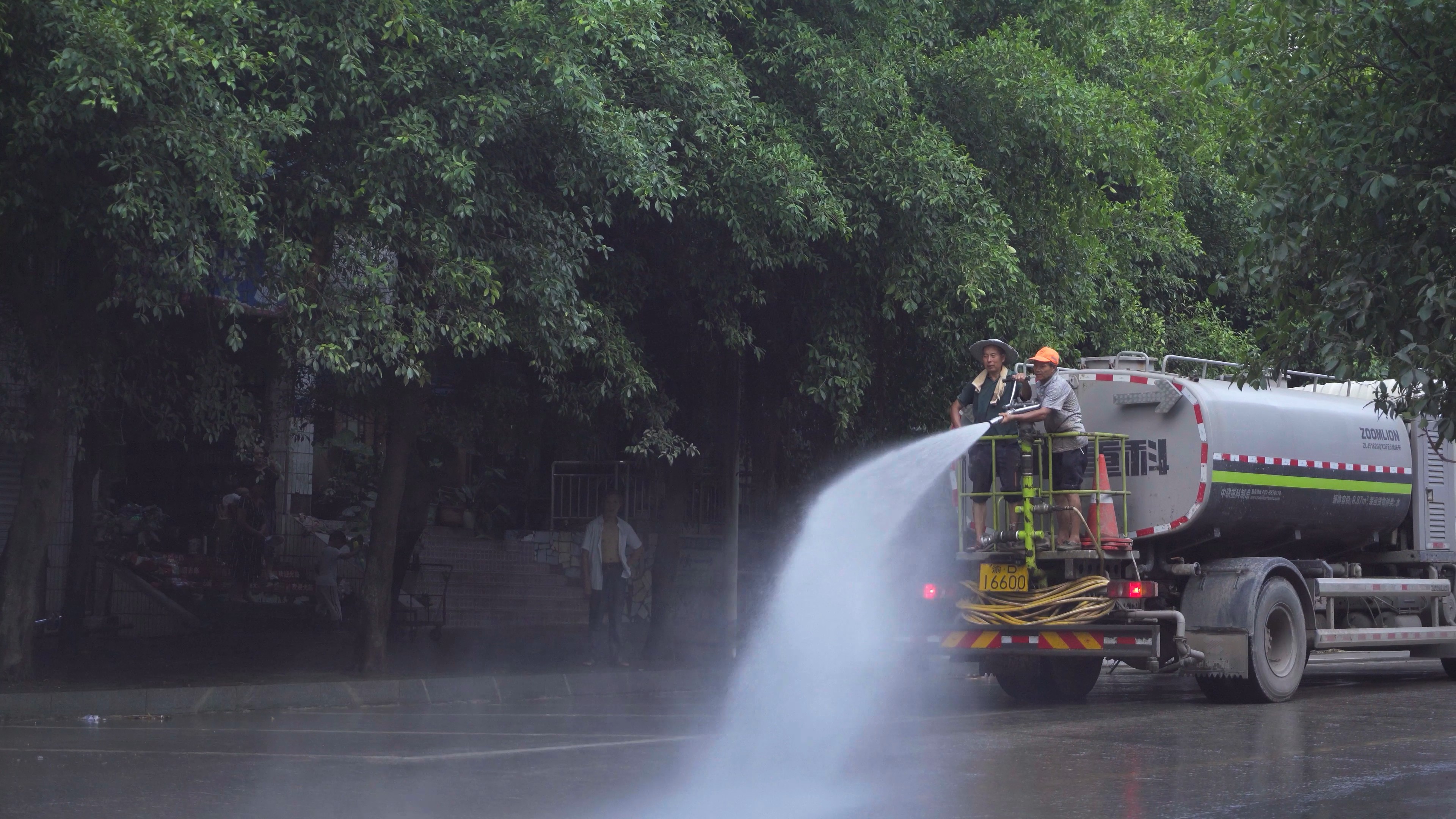 4K实拍环卫工人清洗洪水后淤泥的街道视频的预览图