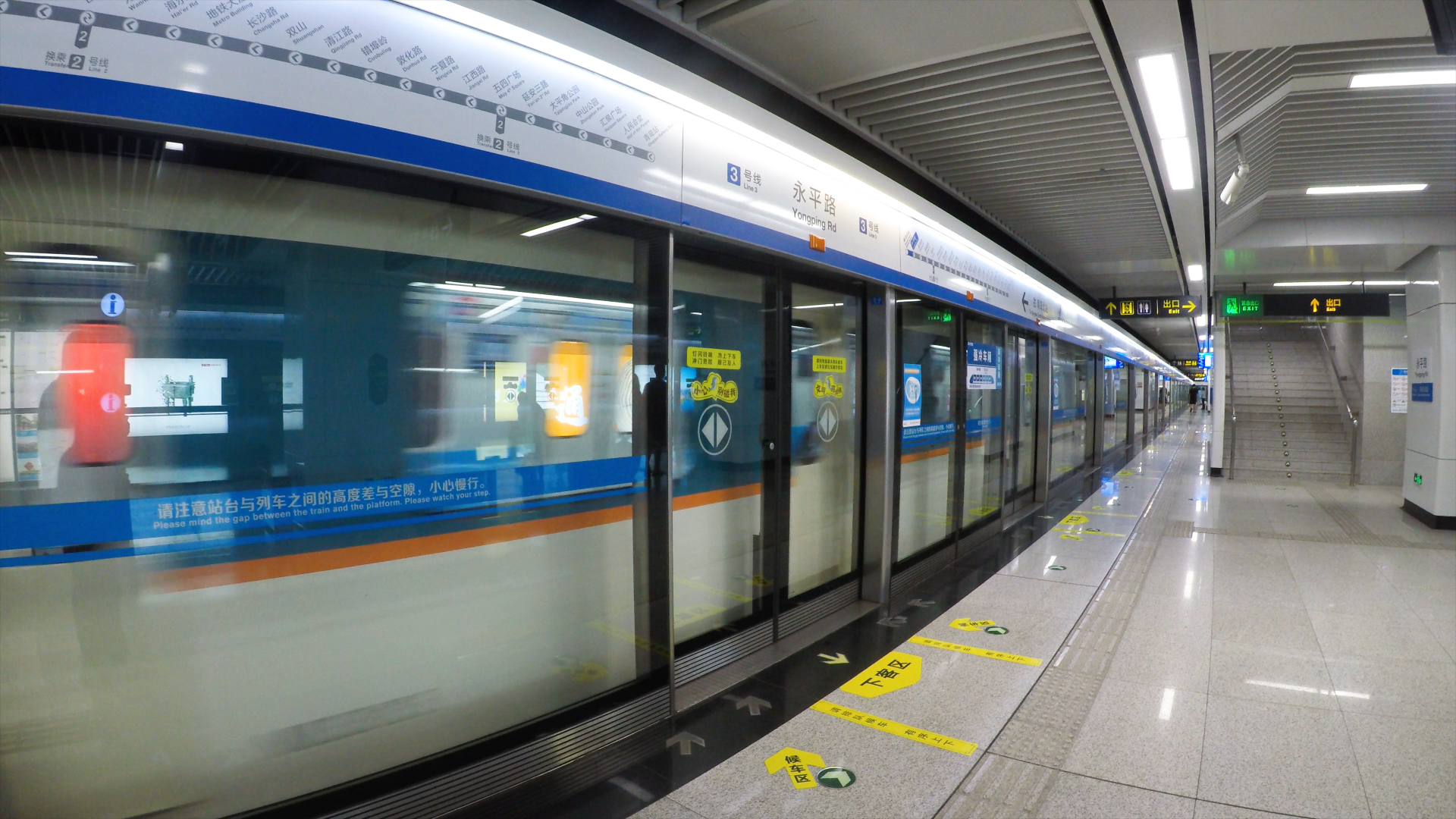 1080p地铁站和电梯实拍视频视频的预览图